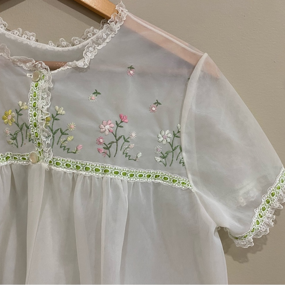 Elegant White Floral Embroidered Robe - Picture 11 of 12